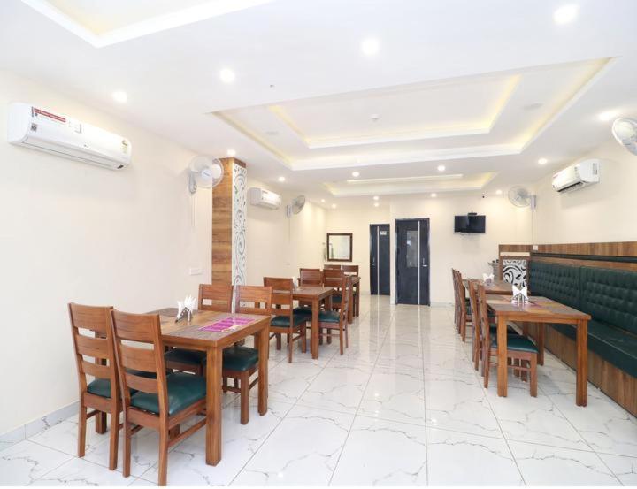 Hotel Wisteria&Restaurant Zirakpur Exterior foto